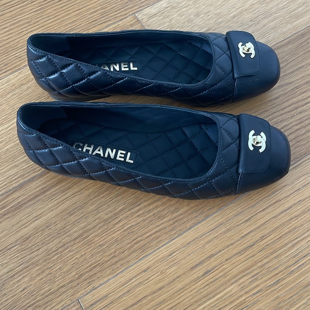CHANEL Black Quilted Leather CC Logo Ballet Flats - Picture 3 of 9